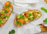 Une recette idéale pour l'été pour un déjeuner à 2 : tartine melon, avocat, speck et herbes ! C'est frais, c'est bon, c'est parfait !