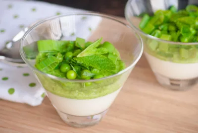 Panna Cotta de fromage de chèvre aux petits pois et à la menthe