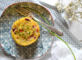 Galettes de polenta aux tomates séchées, oignon rouge et herbes aromatiques