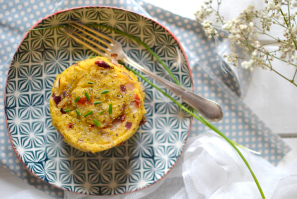 Galettes de polenta aux tomates séchées, oignon rouge et herbes aromatiques