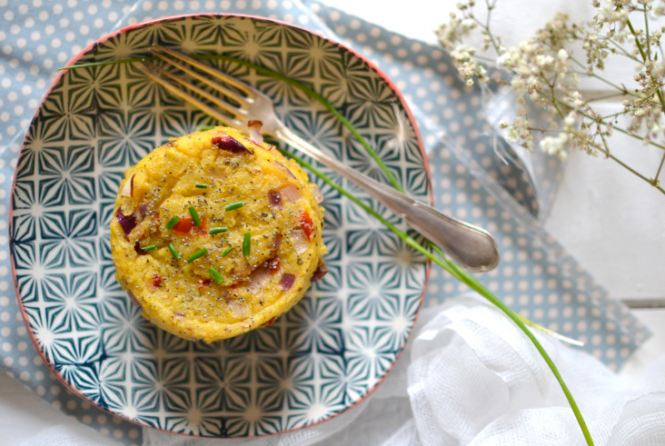 Galettes de polenta aux tomates séchées, oignon rouge et herbes aromatiques