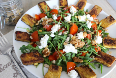 Salade de roquette, tofu au curry et cottage cheese