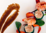 Feuilles d'épinards farcies au tourteau, crudités de légumes et gambas