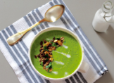 Soupe crue aux épinards et toppings marinés