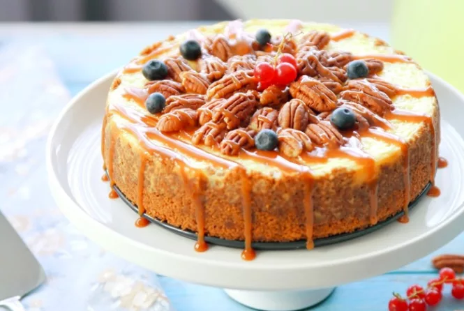 Cheesecake à la noix de pécan et sauce caramel