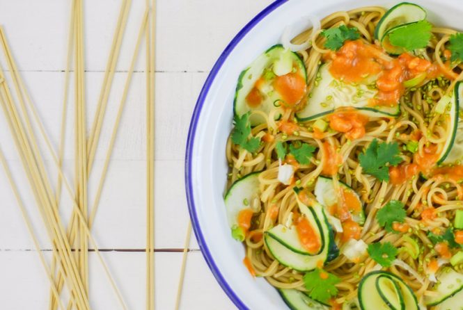 La recette du bowl de nouille Cha Soba à la sauce cacahuète