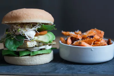 Burger revisité et frites de patates douces