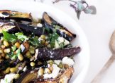 Aubergines grillées, feta et menthe, un mélange explosif de saveurs ! Ajoutez-y des haricots mungo et vous avez une super recette pour l'été !