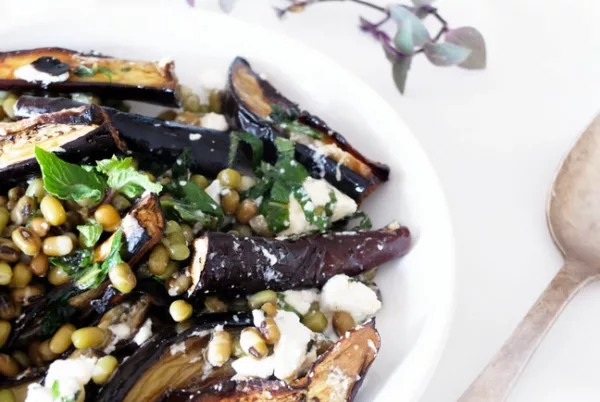 Aubergines grillées, feta et menthe, un mélange explosif de saveurs ! Ajoutez-y des haricots mungo et vous avez une super recette pour l'été !