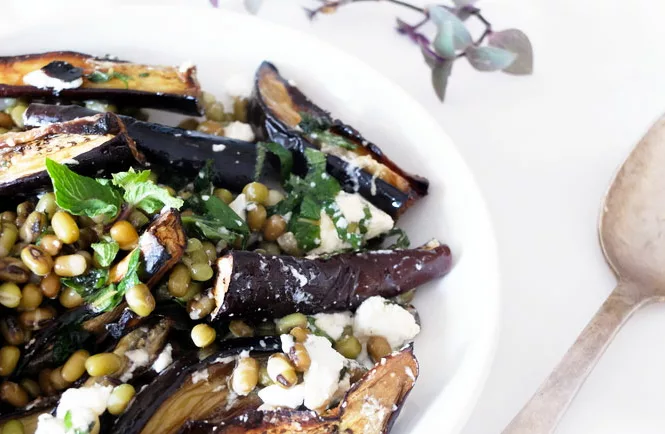 Aubergines grillées, feta et menthe, un mélange explosif de saveurs ! Ajoutez-y des haricots mungo et vous avez une super recette pour l'été !