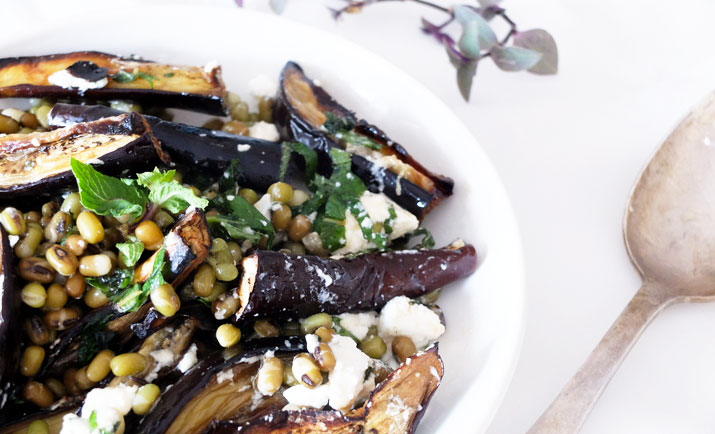 Aubergines grillées, feta et menthe, un mélange explosif de saveurs ! Ajoutez-y des haricots mungo et vous avez une super recette pour l'été !