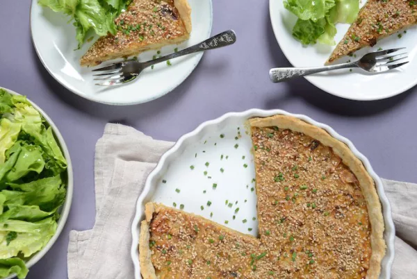 Quiche aux oignons rôtis et sésame