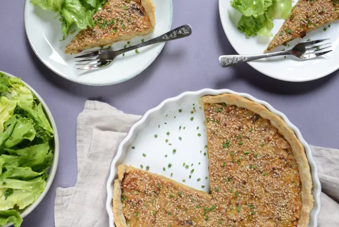 Quiche aux oignons rôtis et sésame