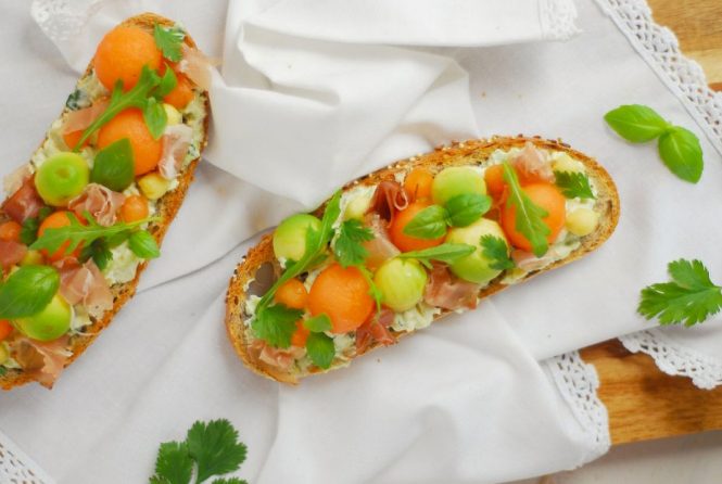 Une recette idéale pour l'été pour un déjeuner à 2 : tartine melon, avocat, speck et herbes ! C'est frais, c'est bon, c'est parfait !